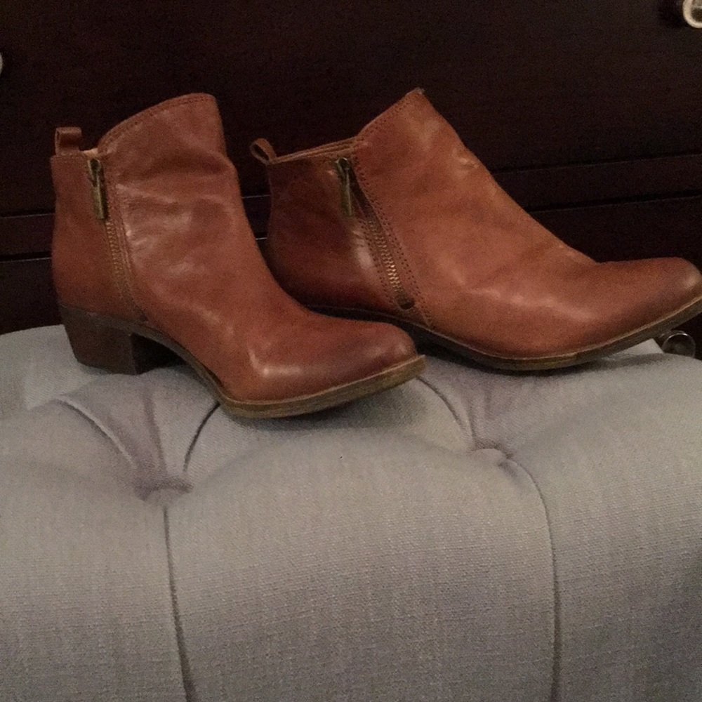A super cute pair of brown booties!